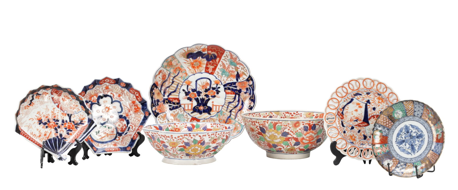 A COLLECTION OF SEVEN PIECES OF JAPANESE IMARI PORCELAIN (1 of 11)