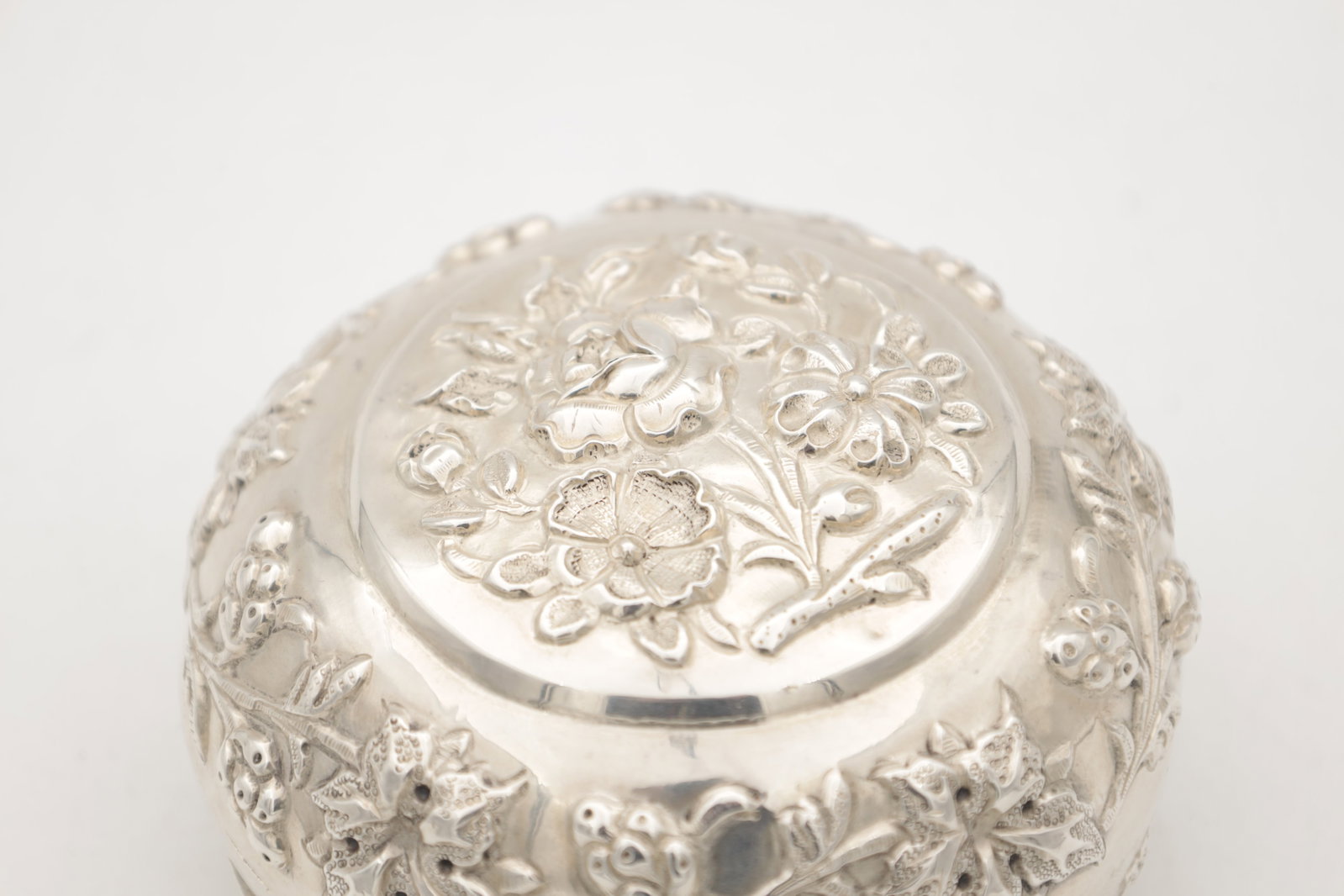 AN EASTERN SILVER REPOUSSE LIDDED DISH - 5