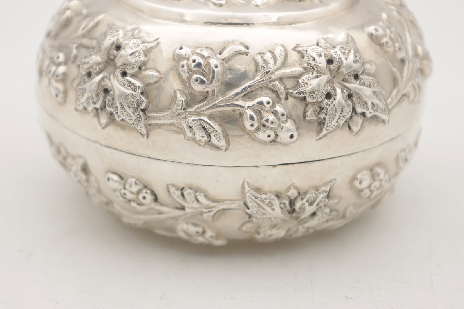 AN EASTERN SILVER REPOUSSE LIDDED DISH - 2