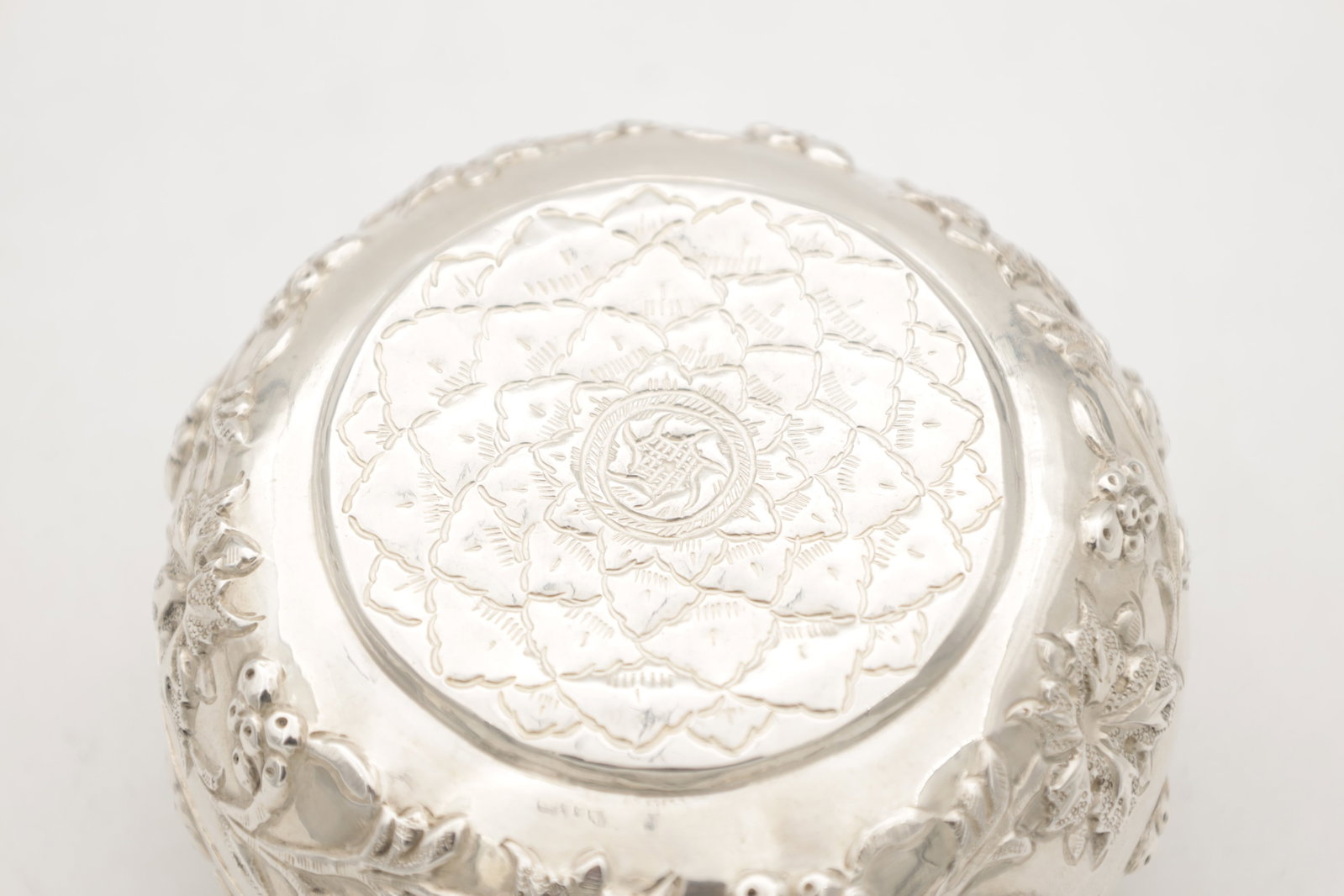 AN EASTERN SILVER REPOUSSE LIDDED DISH - 3