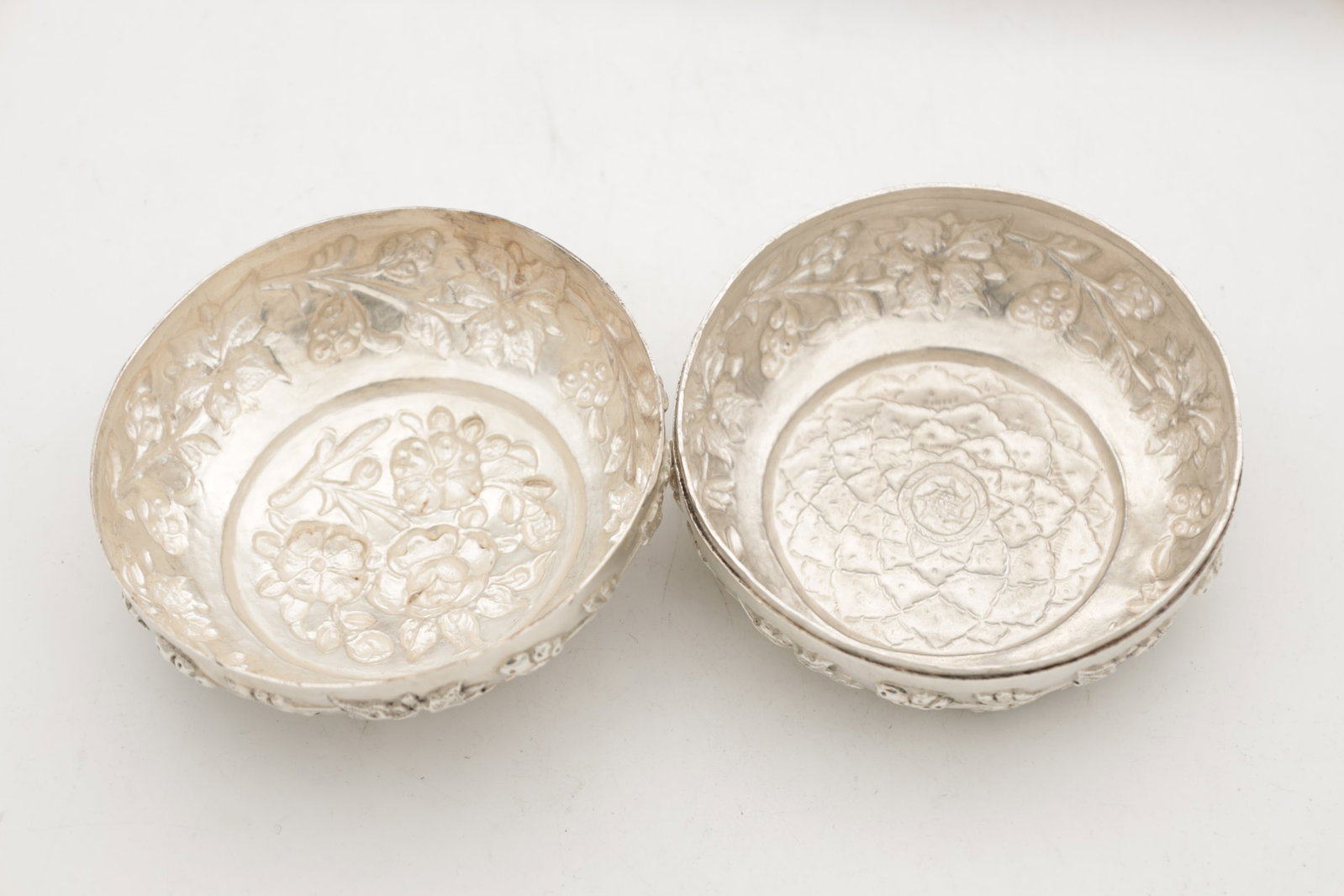 AN EASTERN SILVER REPOUSSE LIDDED DISH - 4
