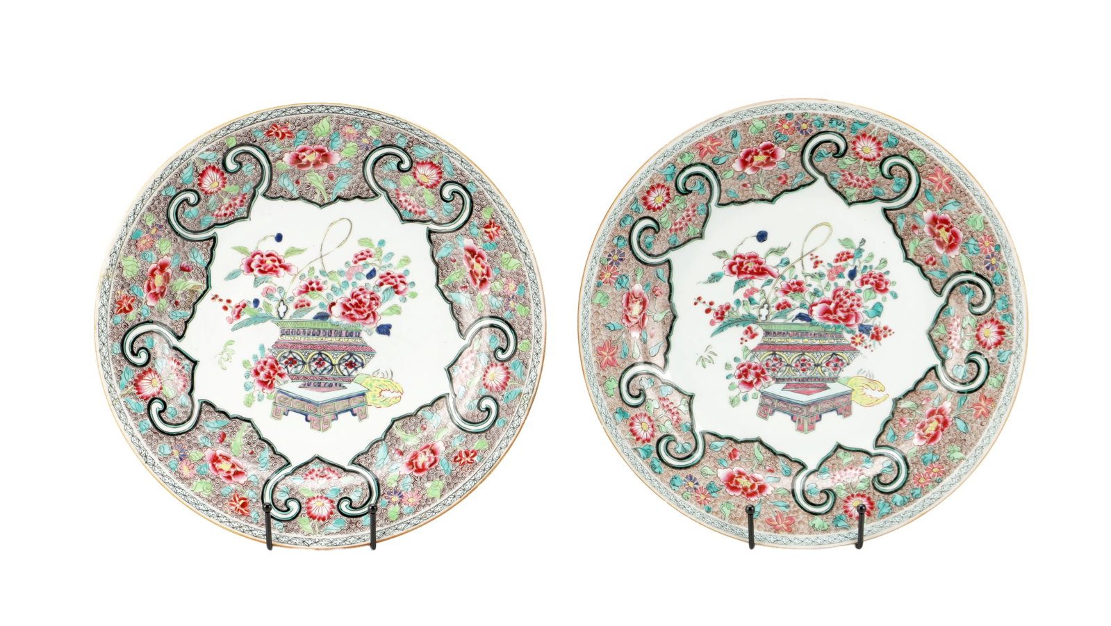 A PAIR OF 18TH CENTURY CHINESE PORCELAIN FAMILLE ROSE PLATES (1 of 7)