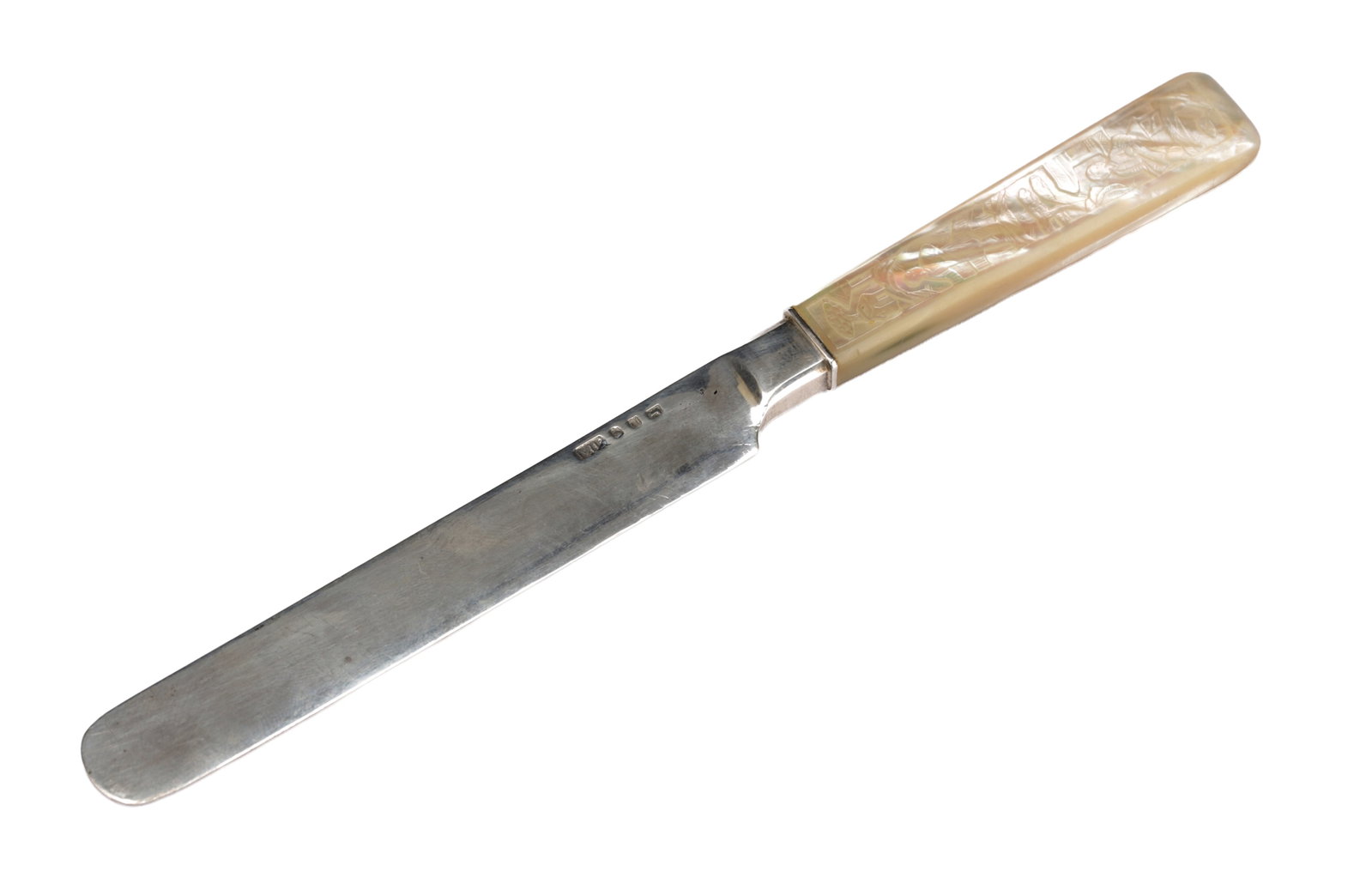 A MID 19TH CENTURY CANTON SILVER AND MOTHER OF PEARL BUTTER KNIFE: A MID 19TH CENTURY CANTON SILVER AND MOTHER OF PEARL BUTTER KNIFE circa 1830-40 by Lynchong with a flat rounded blade and a carved mother of pearl handle with foliate decoration. (20cm long)