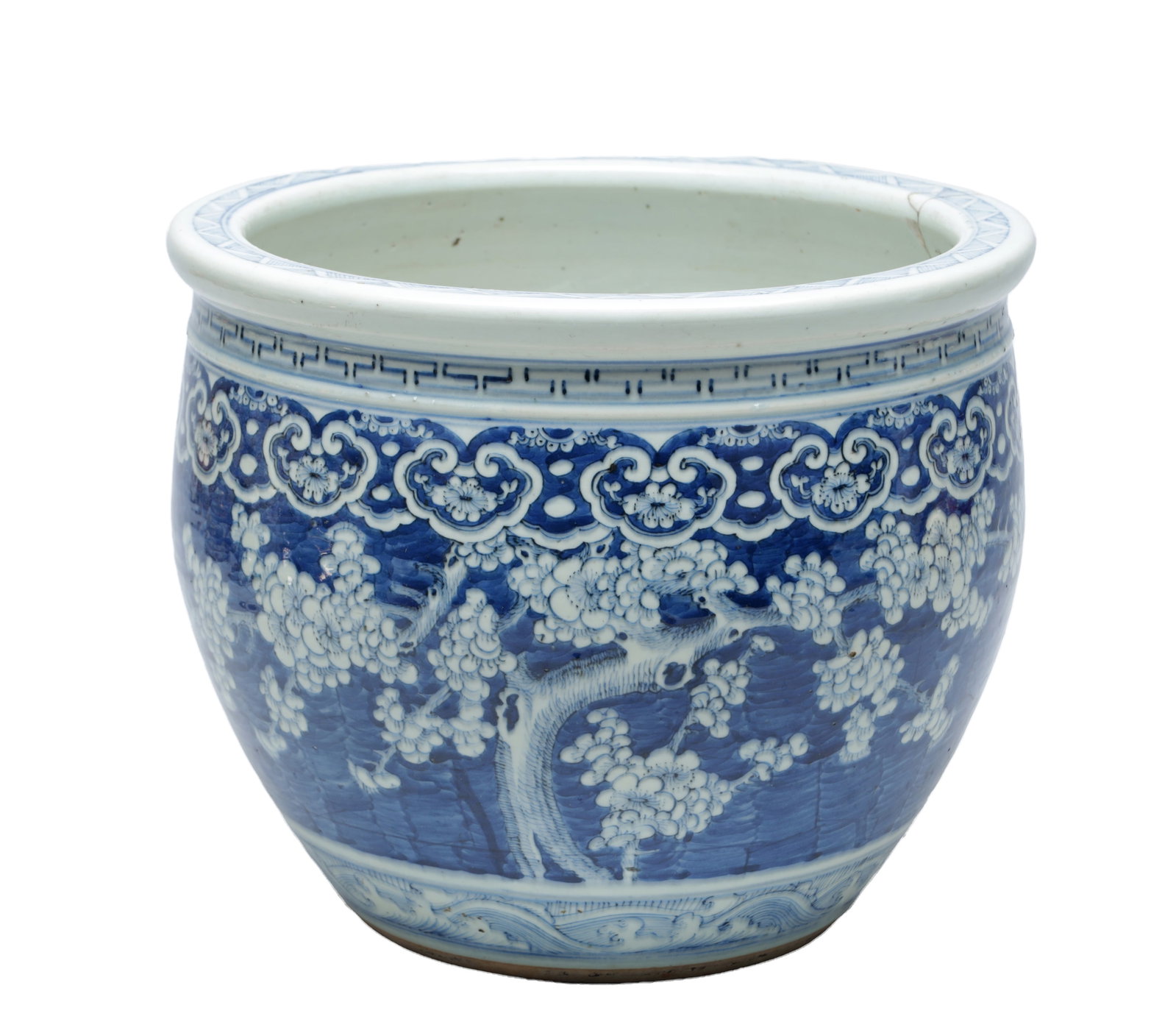 A 19TH CENTURY CHINESE BLUE AND WHITE PORCELAIN JARDINIERE: A 19TH CENTURY CHINESE BLUE AND WHITE PORCELAIN JARDINIERE