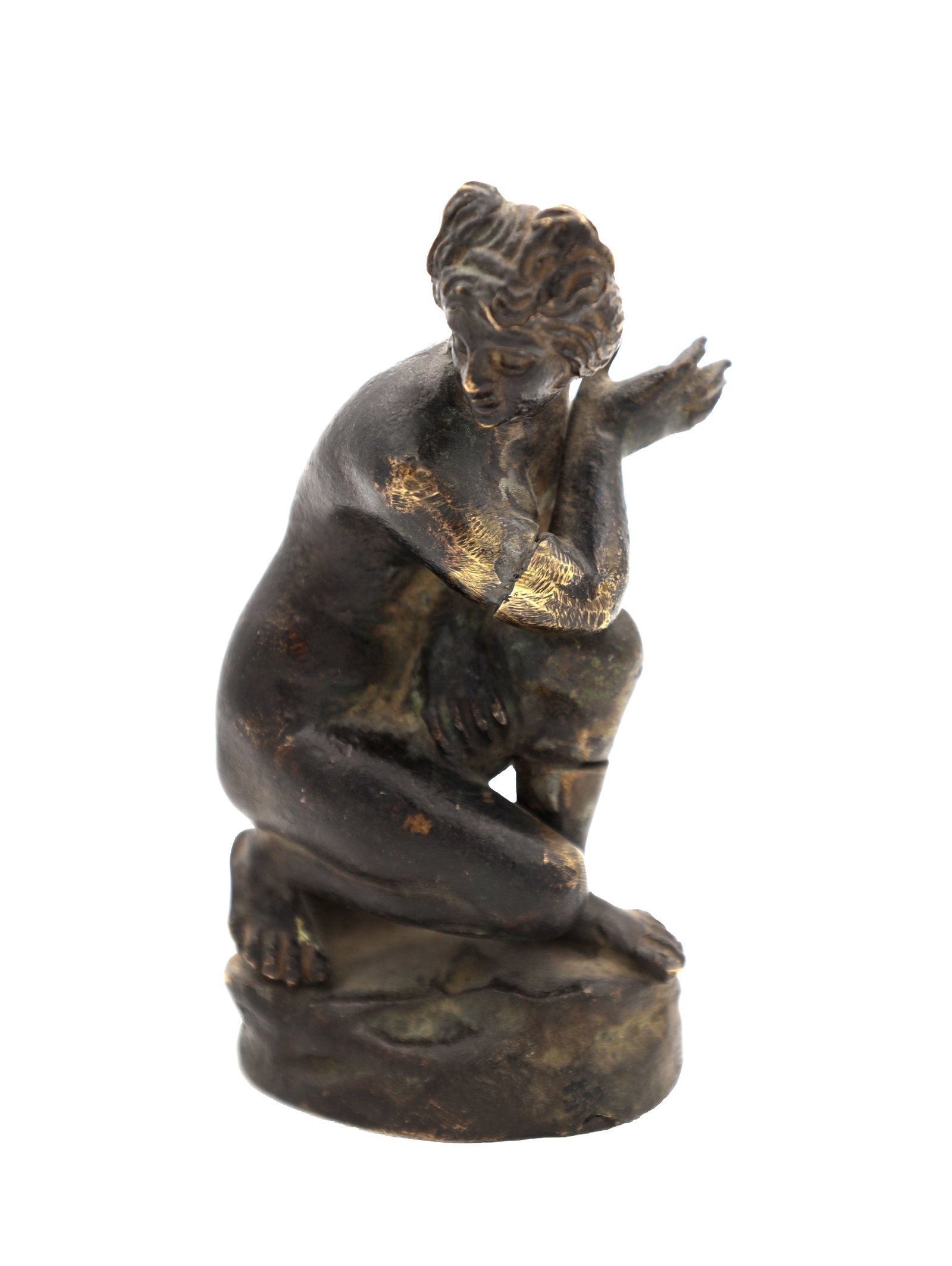 A SMALL 17TH CENTURY BRONZE CROUCHING VENUS: A SMALL 17TH CENTURY BRONZE CROUCHING VENUS of classical form crouching with one knee raised and an arm lifted to the shoulder, head inclined, on a naturalistic base, a patinated bronze. (10cm high)