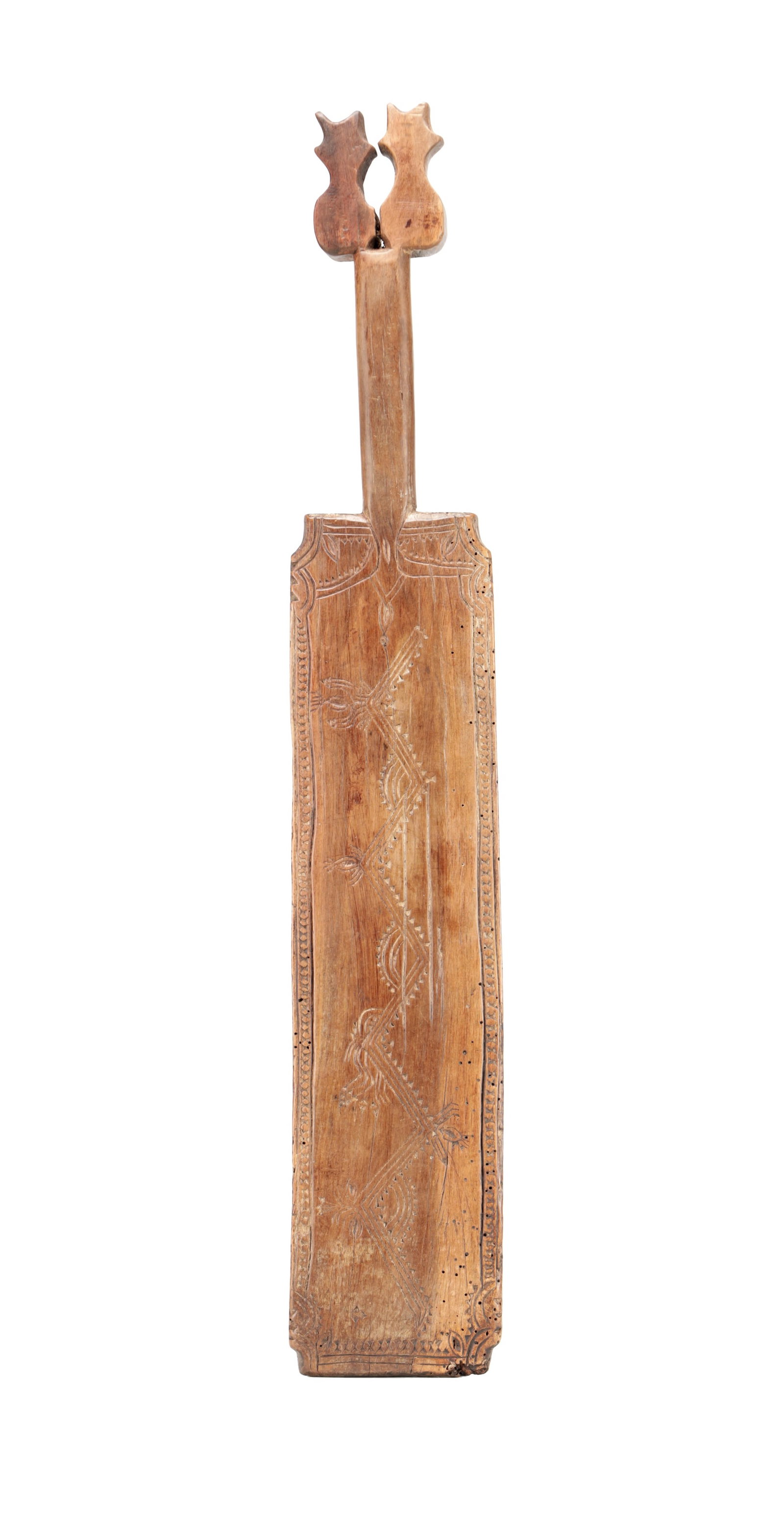 A 16TH/17TH CENTURY SCANDINAVIAN CARVED WOOD WASHING BAT: A 16TH/17TH CENTURY SCANDINAVIAN CARVED WOOD WASHING BAT of long rectangular form with notched corners and incised geometric and foliate ornament within a chip-carved border, the integral handle surmo