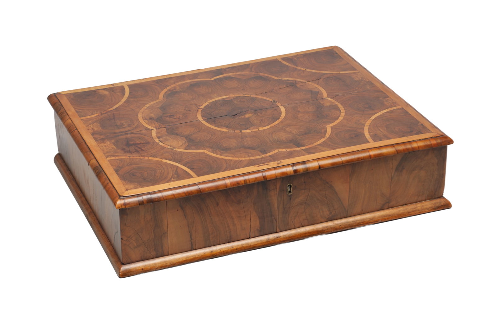 A WILLIAM AND MARY OYSTER VENEERED LABURNUM LACE BOX: A WILLIAM AND MARY OYSTER VENEERED LABURNUM LACE BOX of rectangular form with a hinged lid inlaid with a concentric lobed roundel within crossbanded borders, with moulded edges, a front key escutcheon