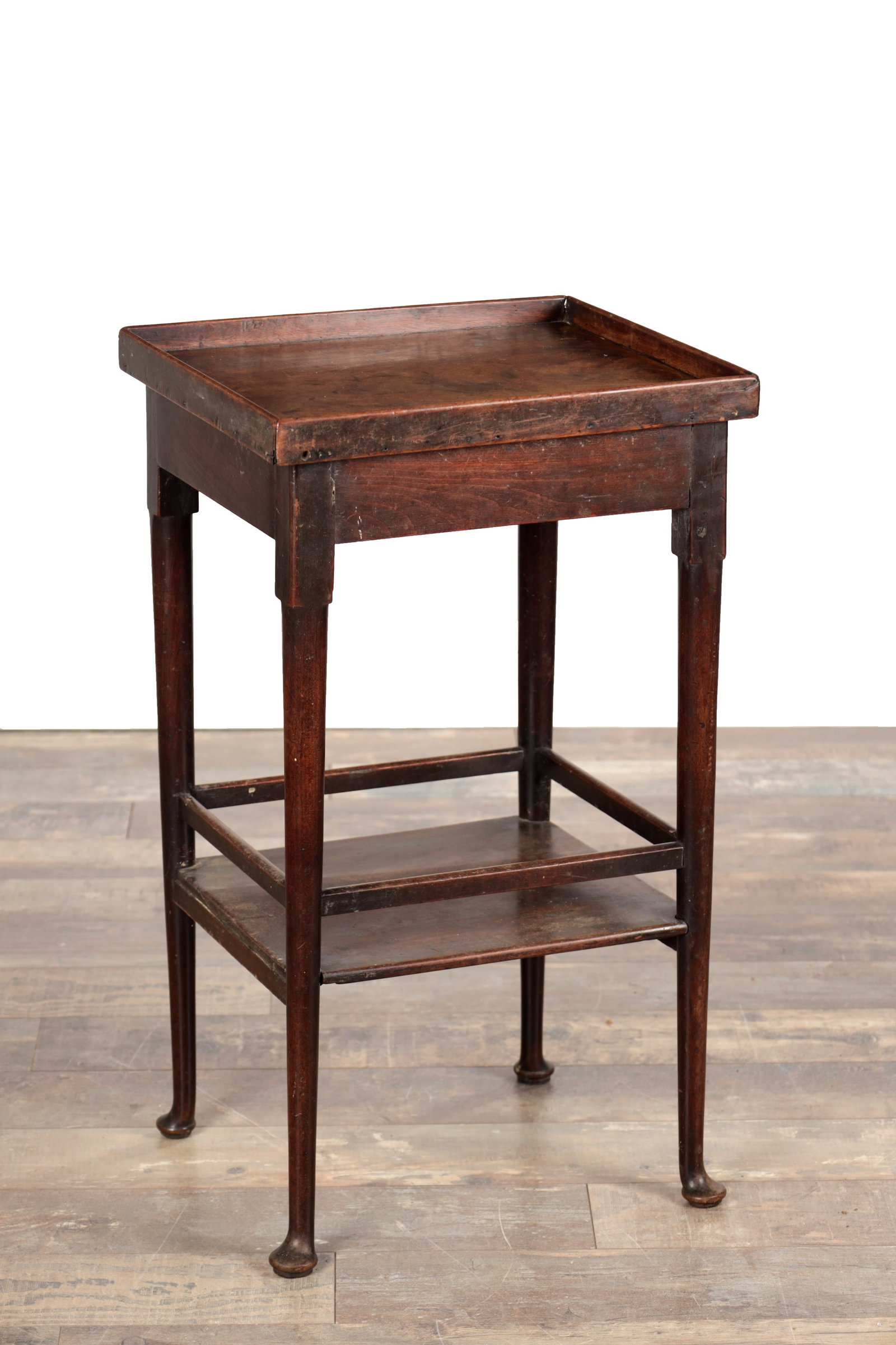 A GEORGE II MAHOGANY OCCASIONAL TABLE (1 of 6)