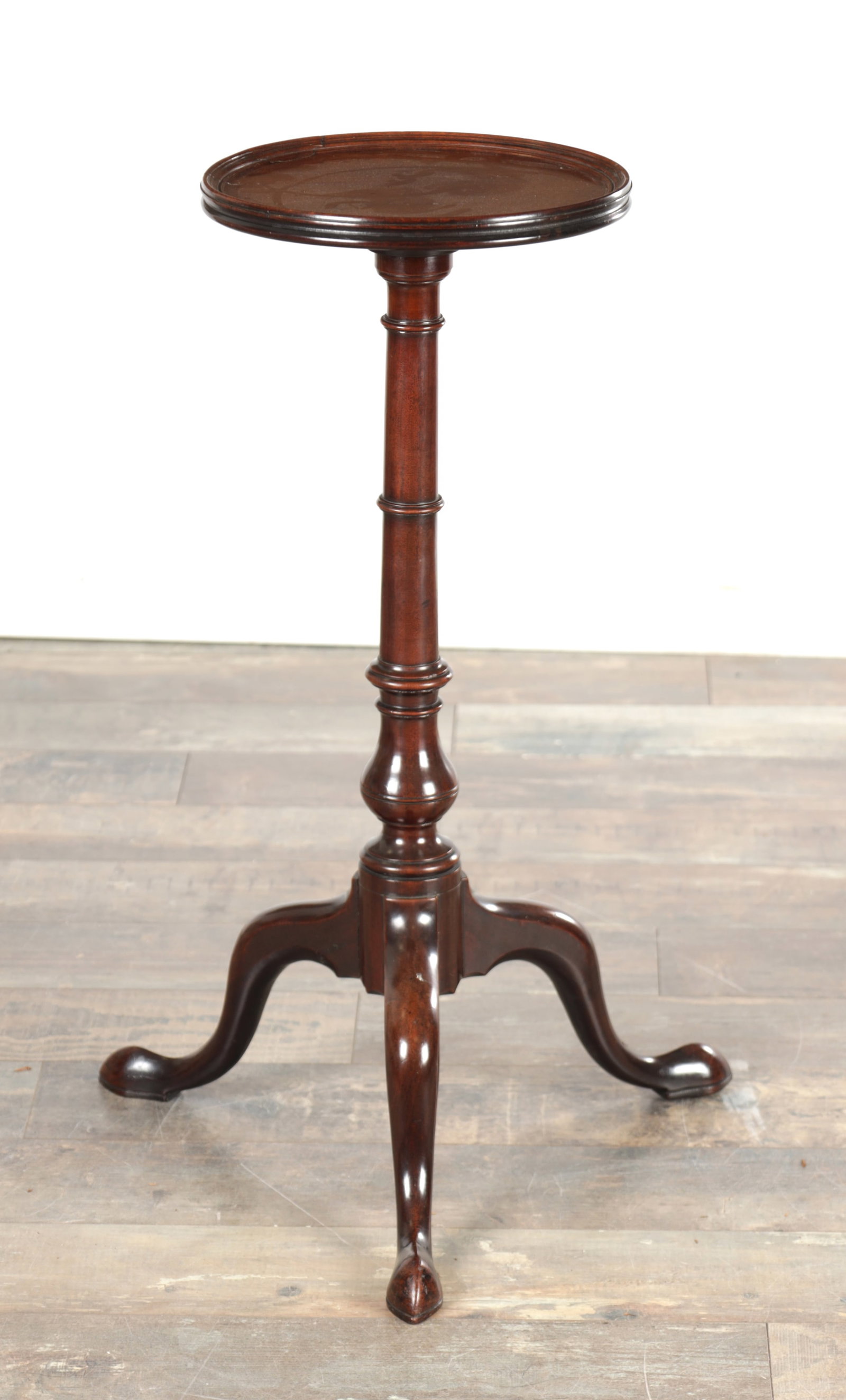 A GEORGE III MAHOGANY TRIPOD WINE TABLE (1 of 5)