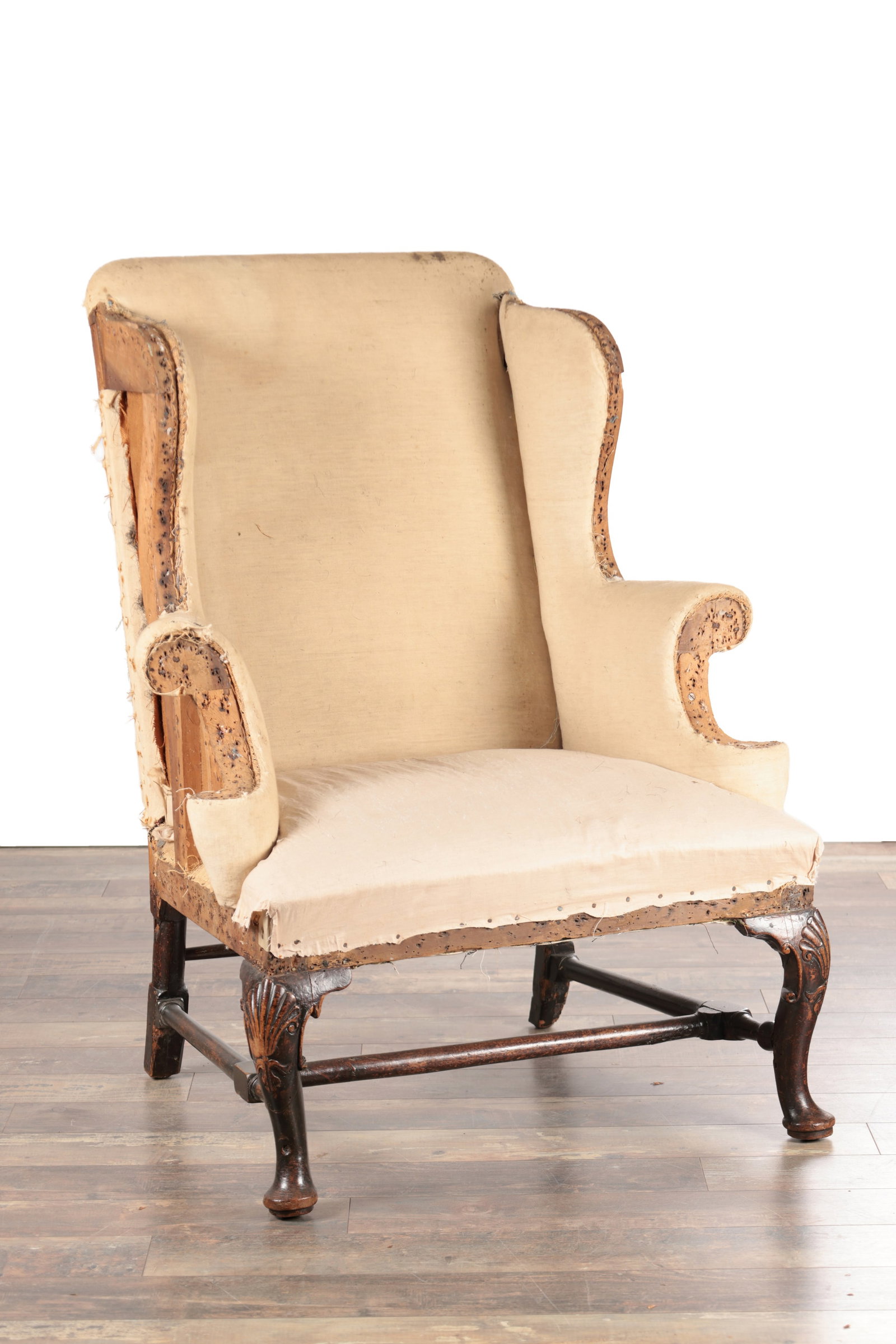 A RARE QUEEN ANNE PERIOD WALNUT WING-BACK CHAIR (1 of 5)
