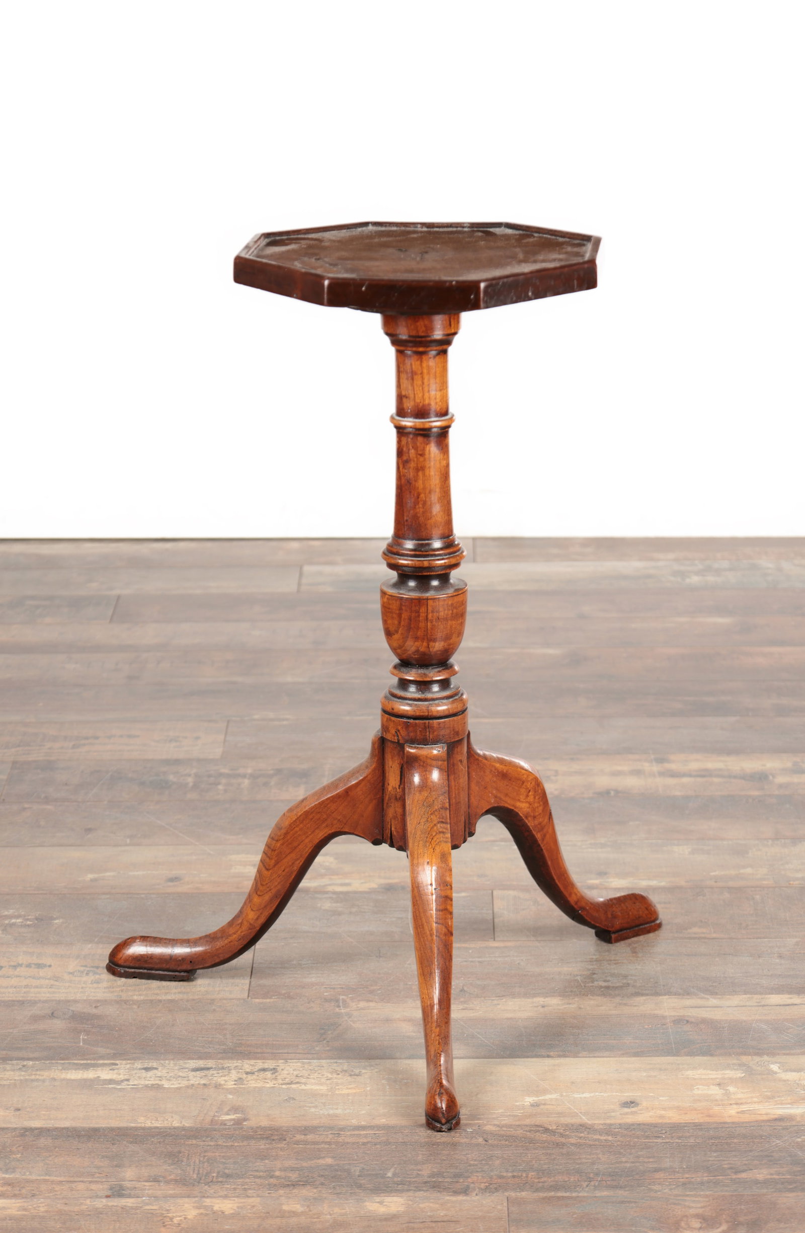AN 18TH CENTURY WALNUT WINE TABLE WITH OCTAGONAL TOP (1 of 4)