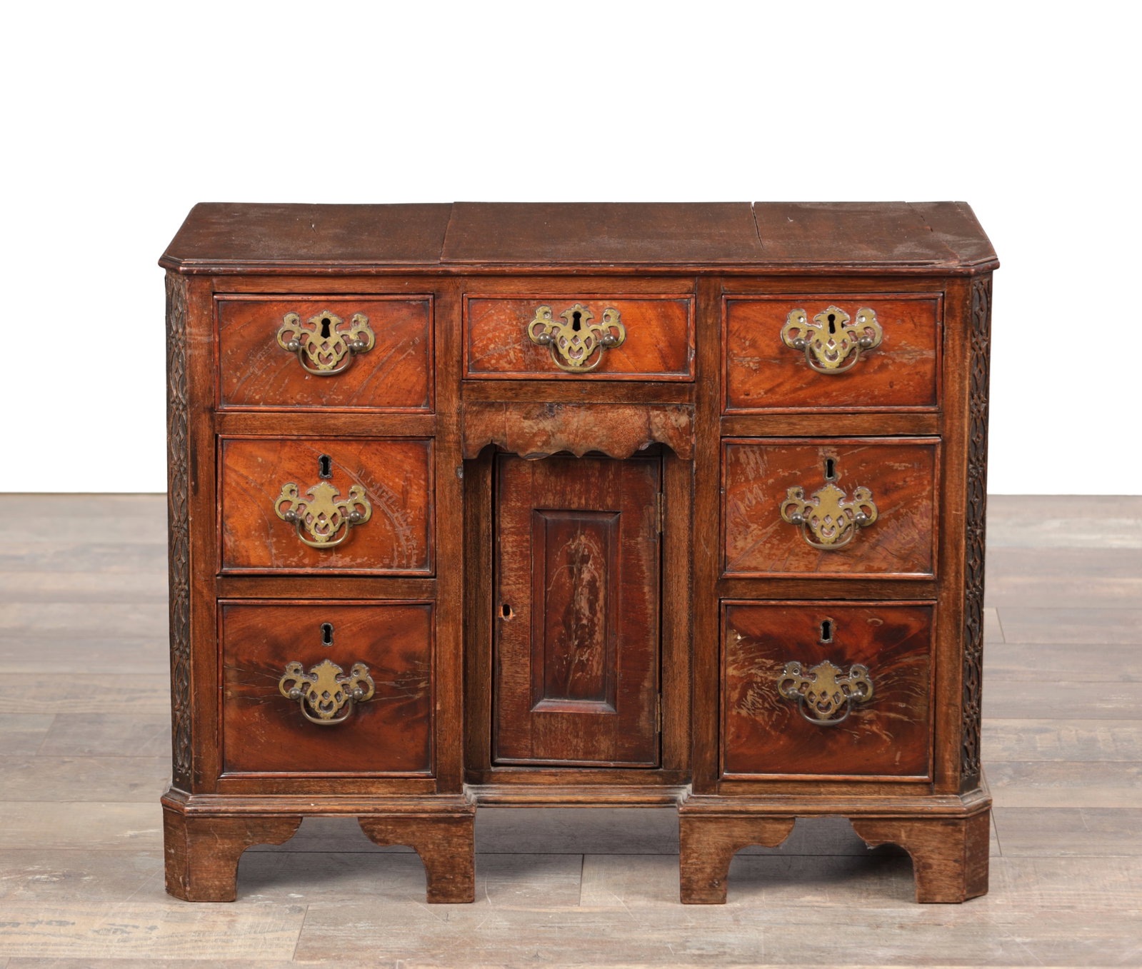 A MINIATURE GEORGE III MAHOGANY KNEEHOLE DESK (1 of 10)