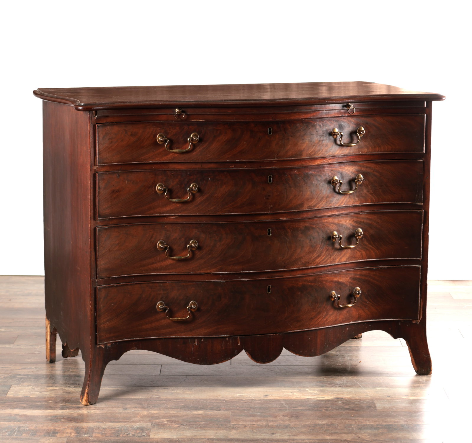 A GOOD GEORGE III MAHOGANY SERPENTINE CHEST OF DRAWERS (1 of 8)