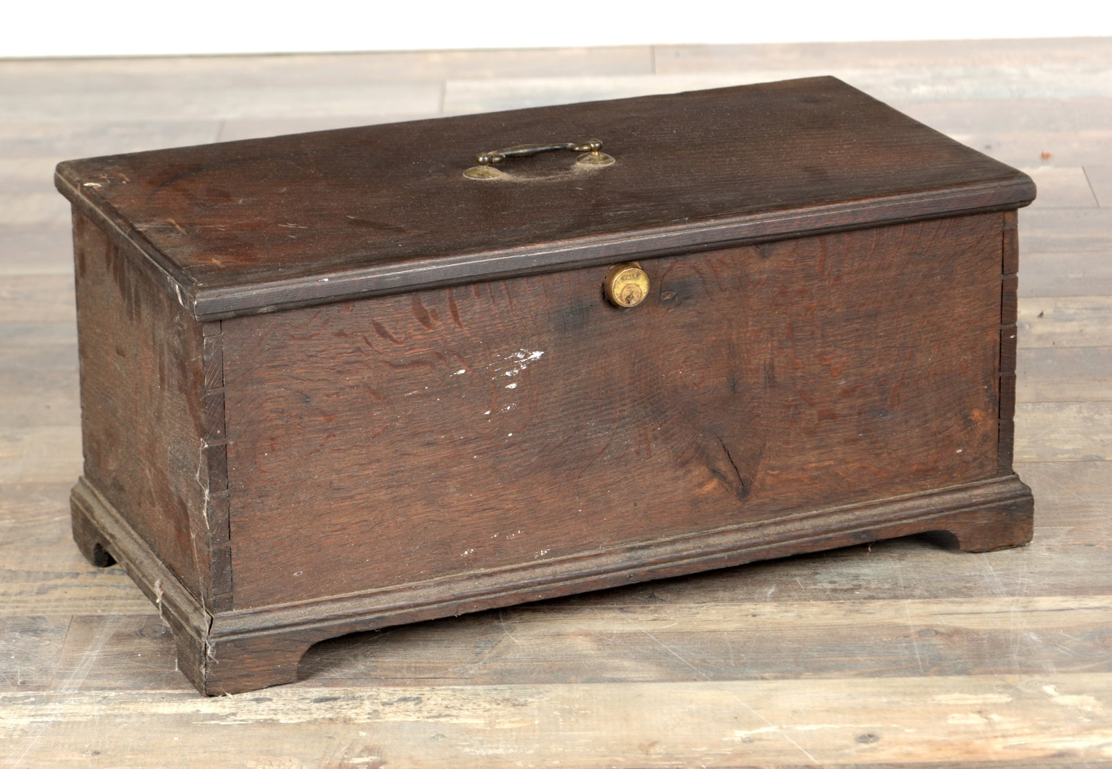 AN EARLY 18TH CENTURY SMALL OAK COFFER (1 of 7)