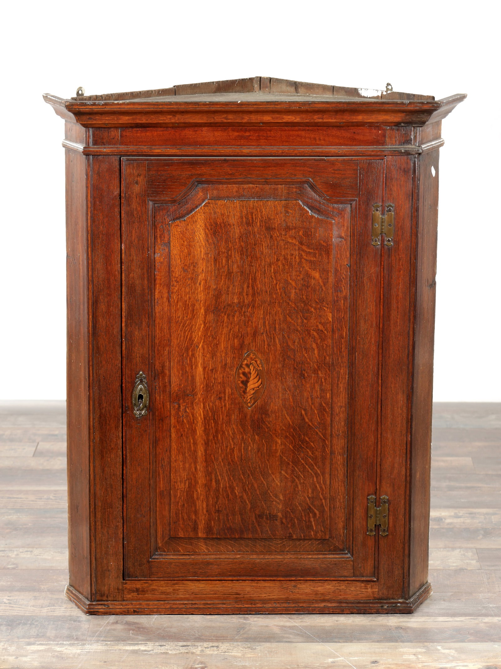 A GEORGE III OAK HANGING CORNER CUPBOARD WITH MOULDED PANEL DOOR AND SHELL INLAID CENTRE (1 of 7)