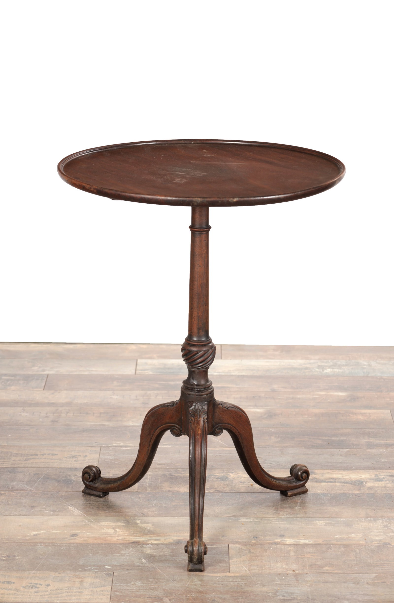 A GEORGE III MAHOGANY TRIPOD TABLE IN THE MANNER OF THOMAS CHIPPENDALE (1 of 7)