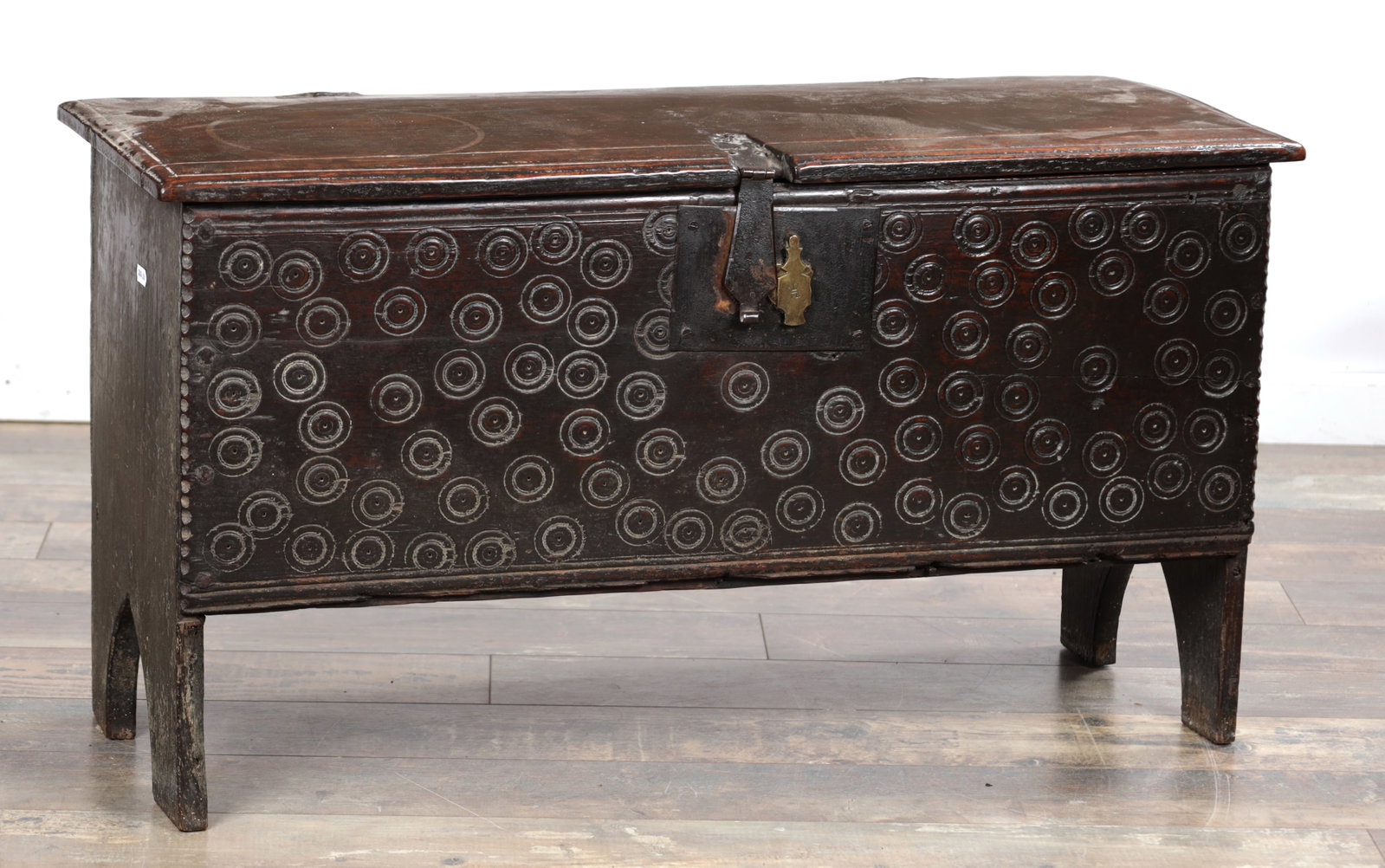 A 17TH CENTURY OAK SIX-PLANK COFFER WITH ROUNDEL DECORATION: A 17TH CENTURY OAK SIX-PLANK COFFER WITH ROUNDEL DECORATION (87cm wide 33cm deep 48cm high)