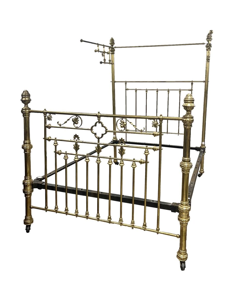 Four poster bed frame (1 of 11)