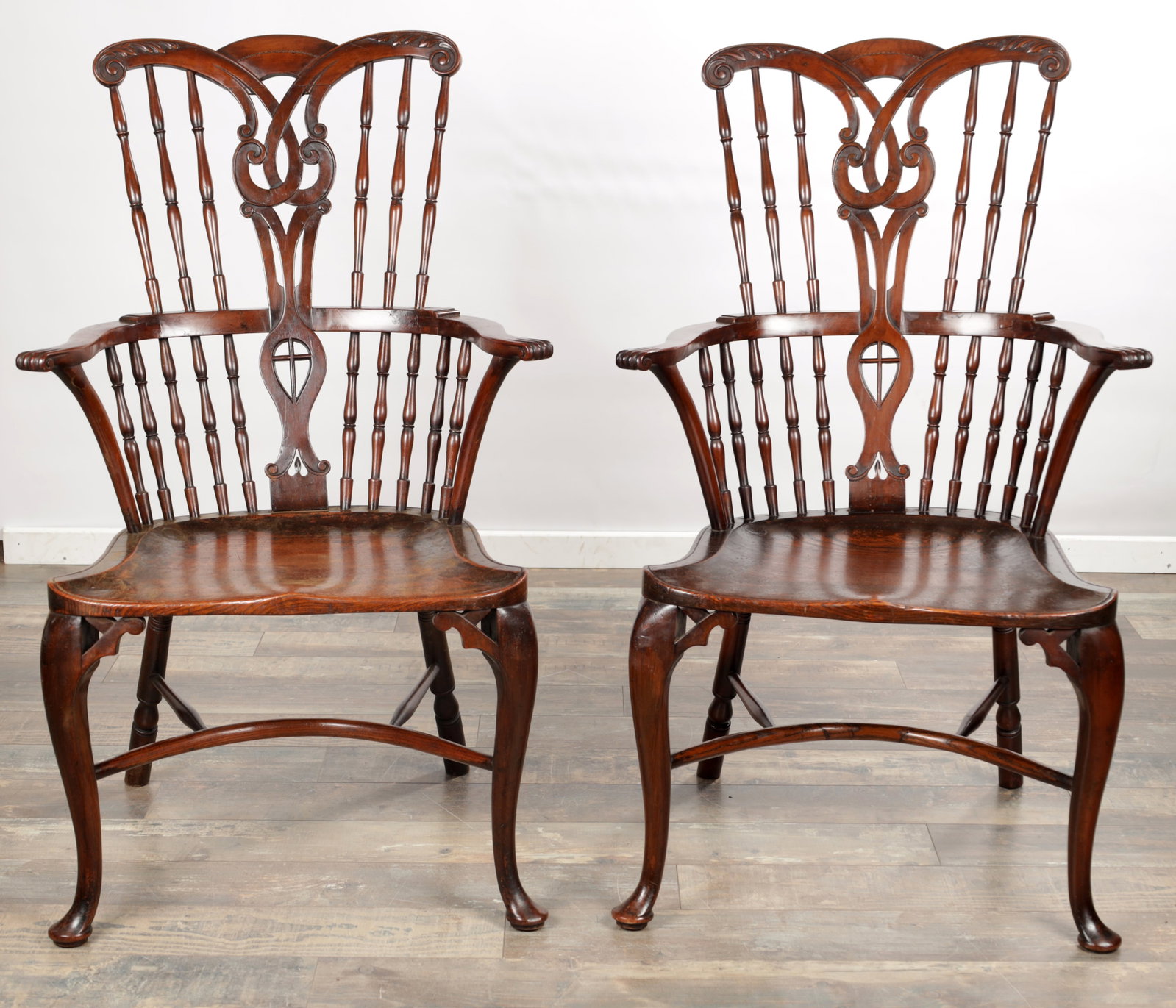 A PAIR OF 19TH CENTURY STYLE YEW WOOD WINDSOR CHAIRS: A PAIR OF 19TH CENTURY STYLE YEW WOOD WINDSOR CHAIRS (64cm wide 103cm high)