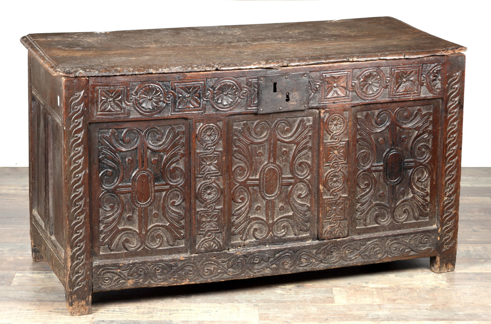 AN EARLY 17TH CENTURY CARVED OAK COFFER: AN EARLY 17TH CENTURY CARVED OAK COFFER (122cm wide 57cm deep 70cm high)