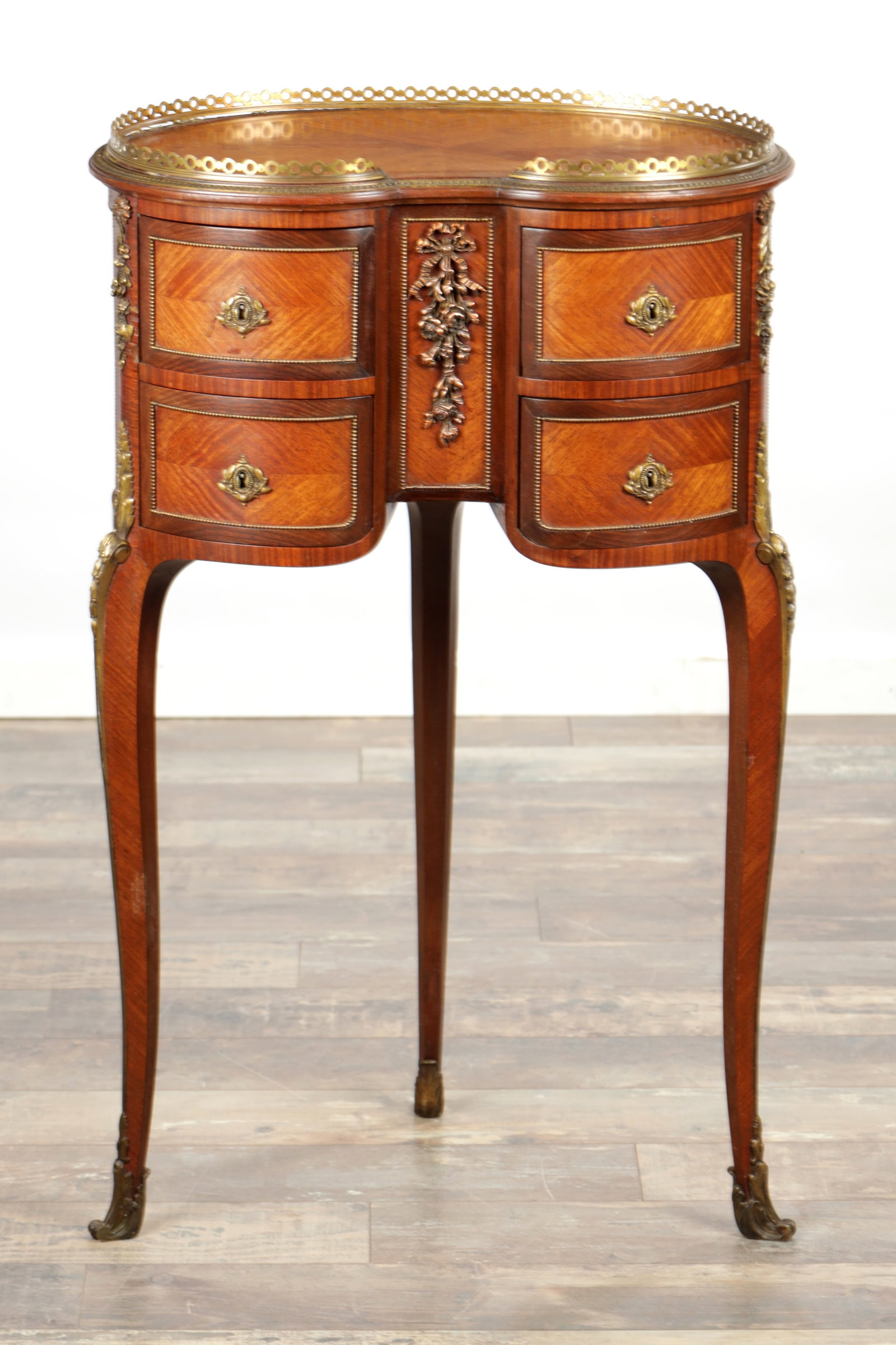 A 19TH CENTURY FRENCH MAHOGANY AND KINGWOOD KIDNEY SHAPED OCCASIONAL TABLE: A 19TH CENTURY FRENCH MAHOGANY AND KINGWOOD KIDNEY SHAPED OCCASIONAL TABLE (55cm wide 37cm deep 86cm high)