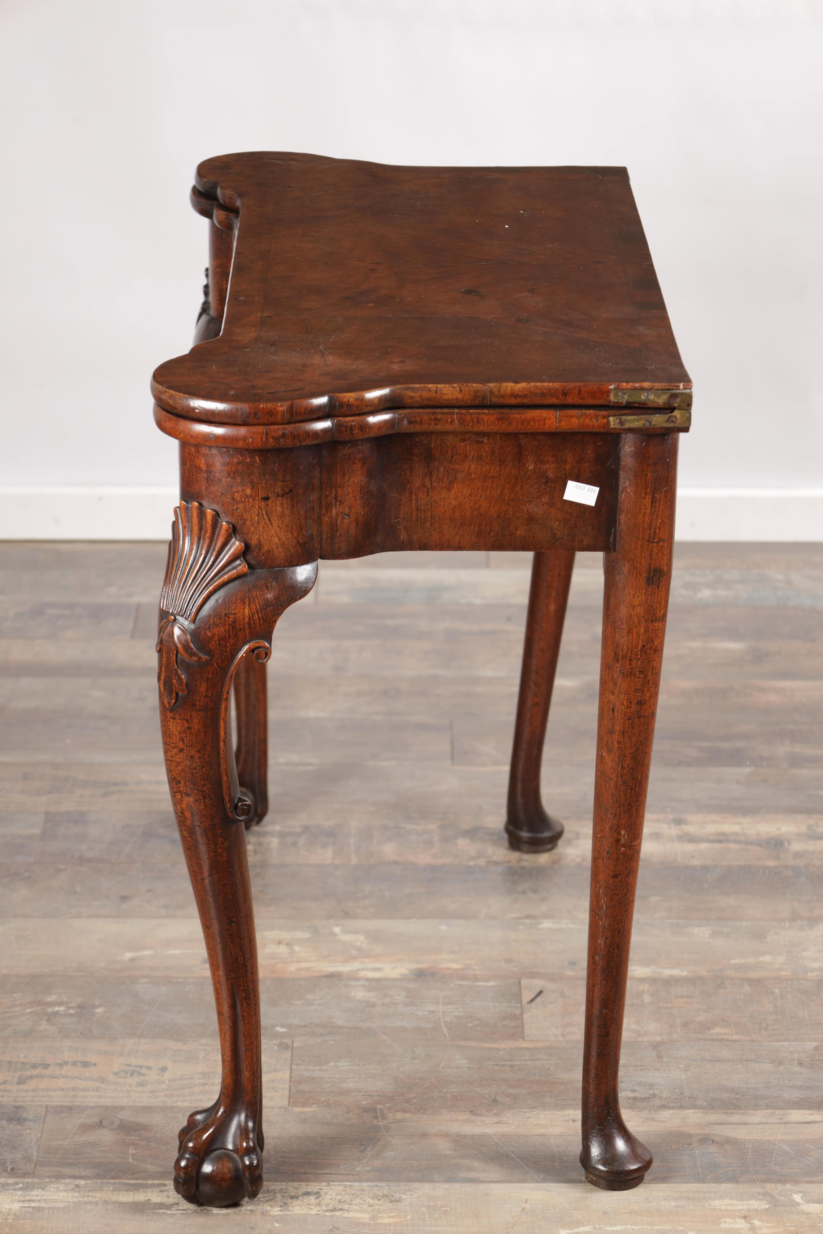 A QUEEN ANNE FIGURED WALNUT TEA TABLE - 10