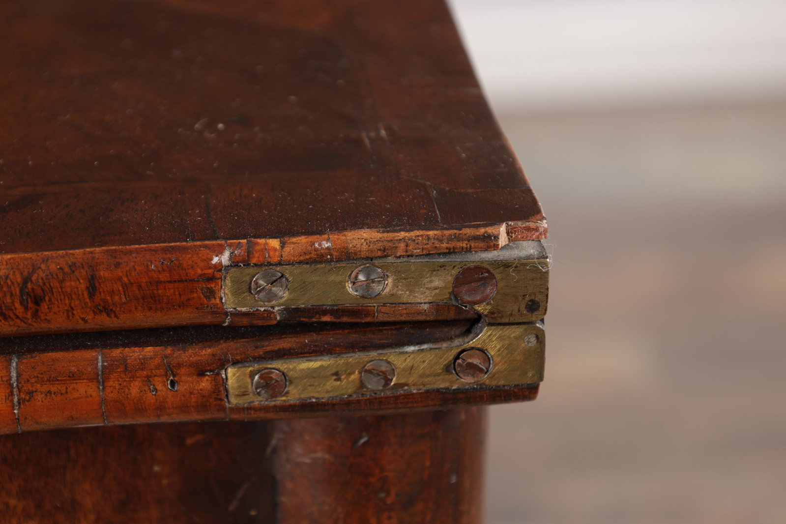 A QUEEN ANNE FIGURED WALNUT TEA TABLE - 11