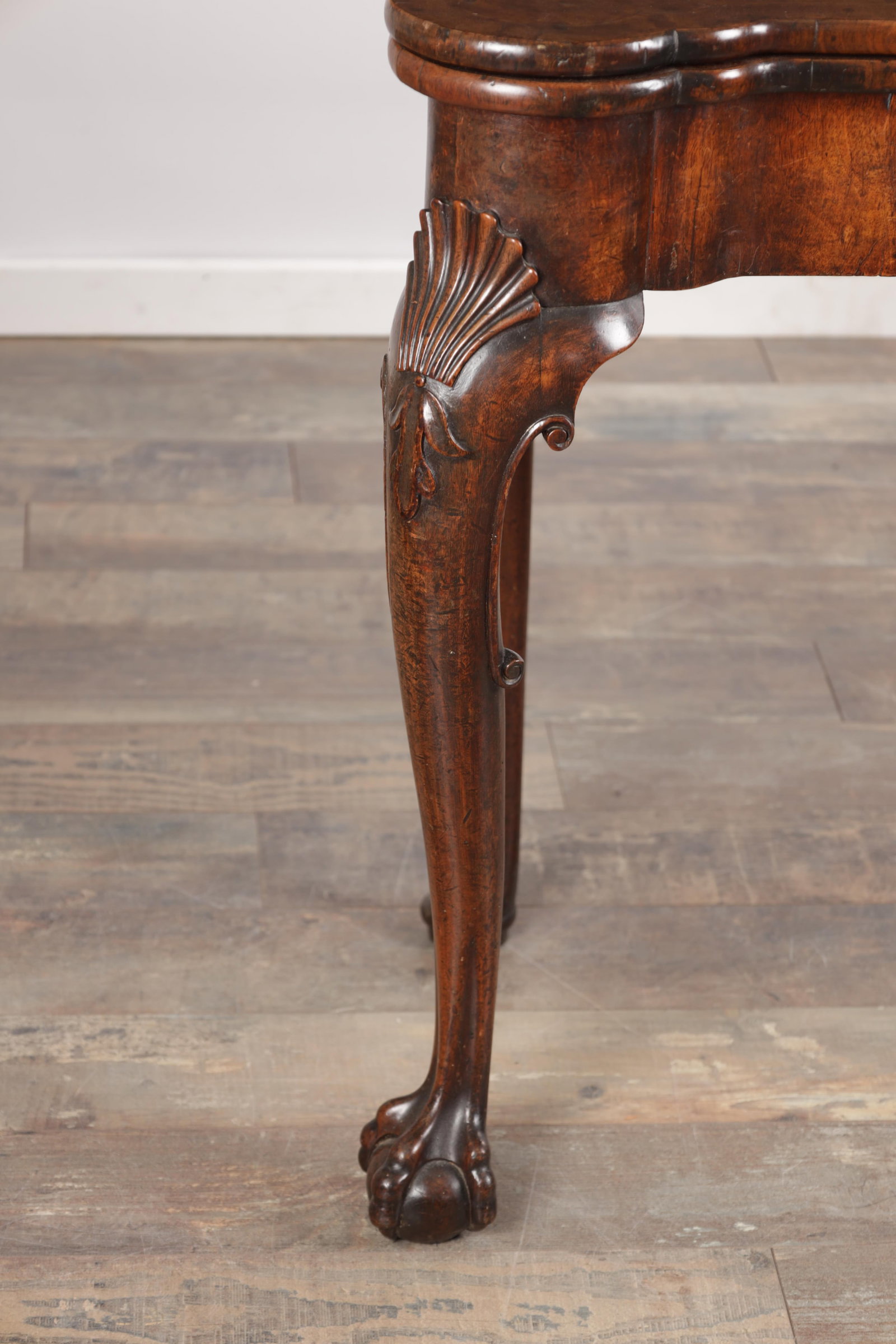 A QUEEN ANNE FIGURED WALNUT TEA TABLE - 3