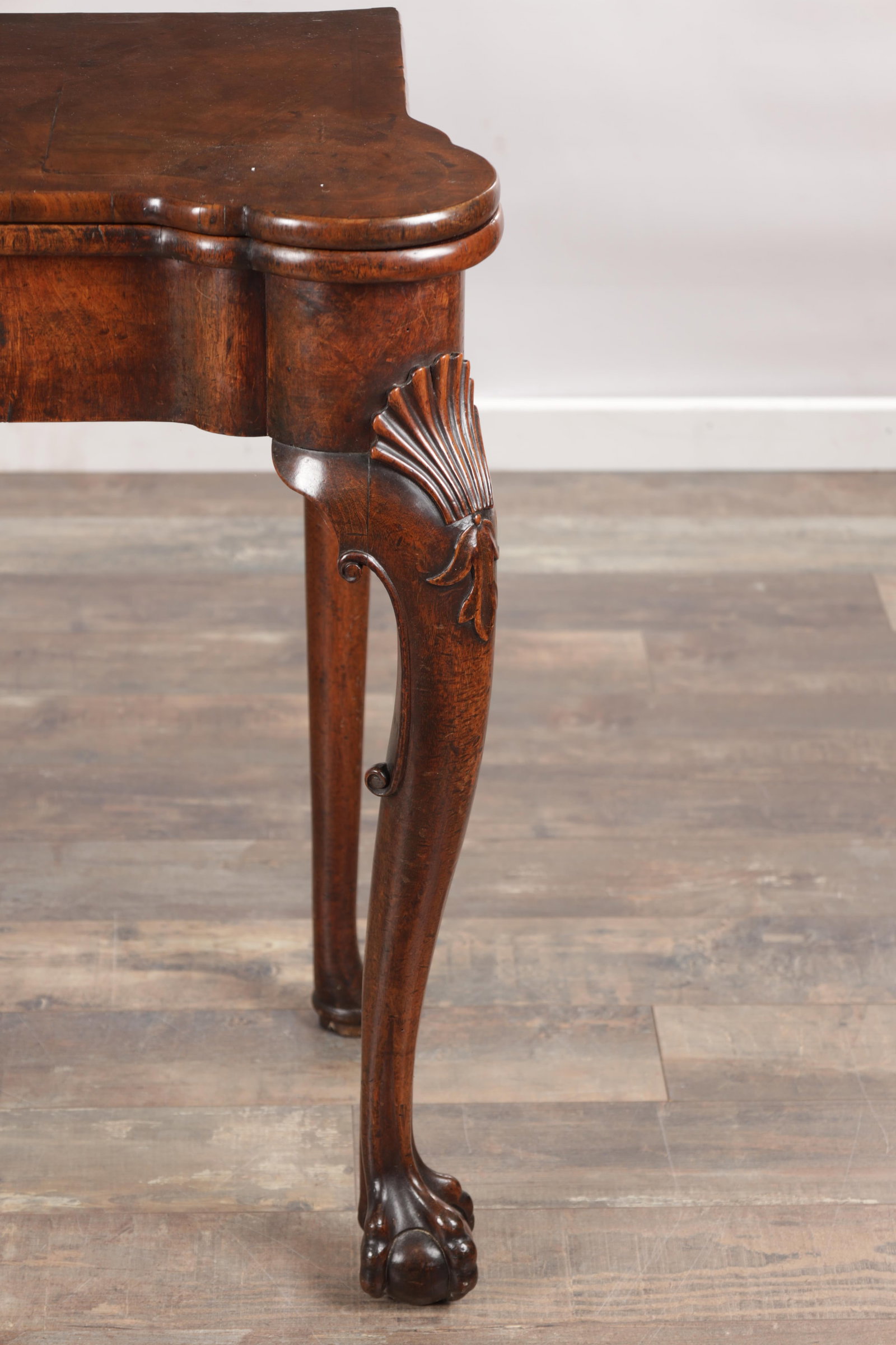 A QUEEN ANNE FIGURED WALNUT TEA TABLE - 4