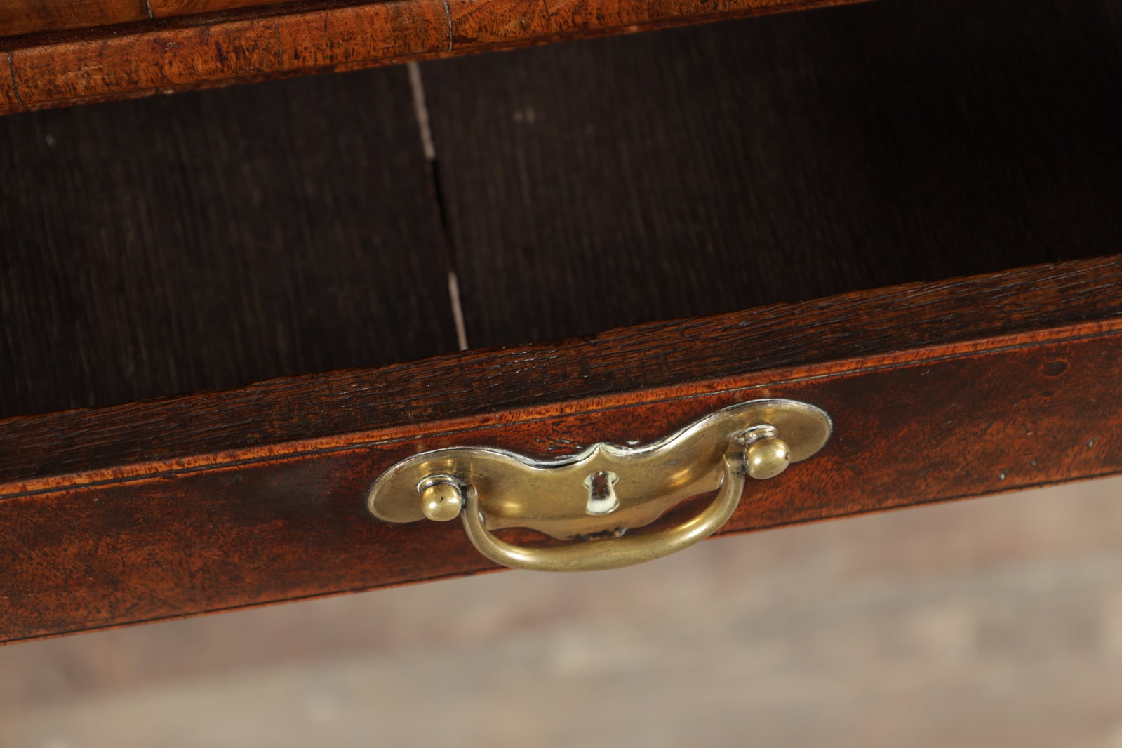 A QUEEN ANNE FIGURED WALNUT TEA TABLE - 5