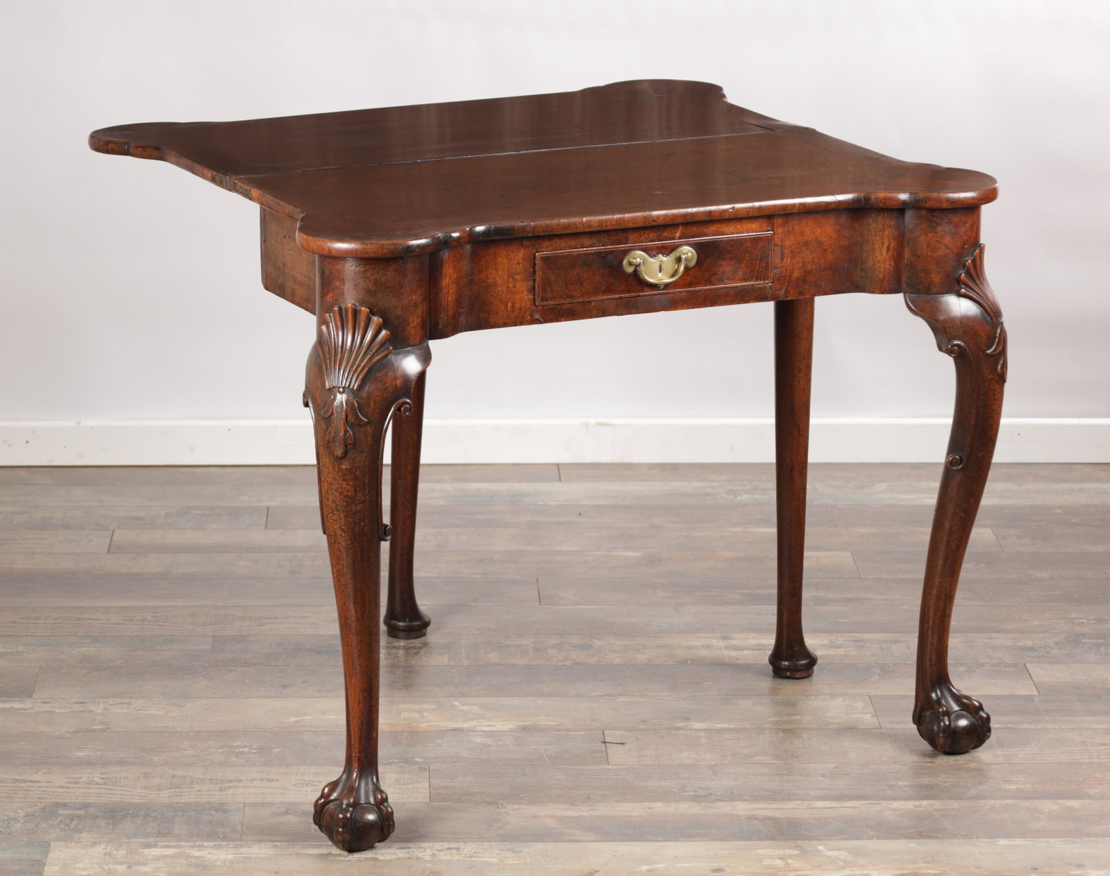 A QUEEN ANNE FIGURED WALNUT TEA TABLE - 6