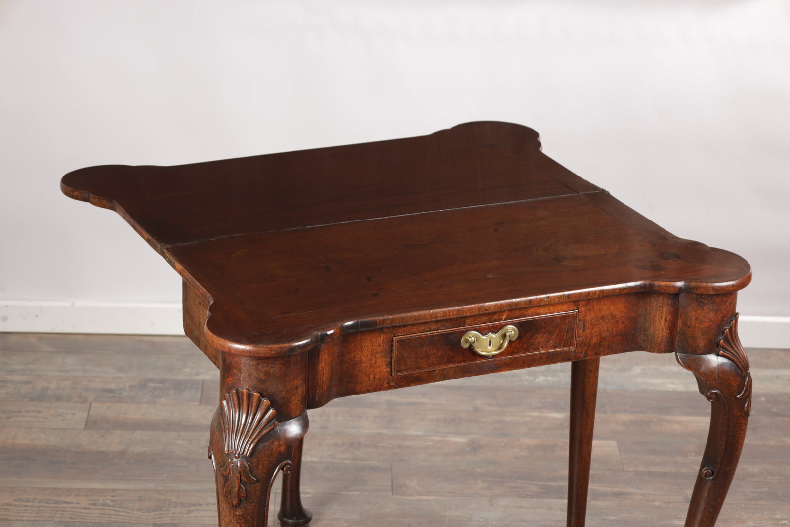 A QUEEN ANNE FIGURED WALNUT TEA TABLE - 7