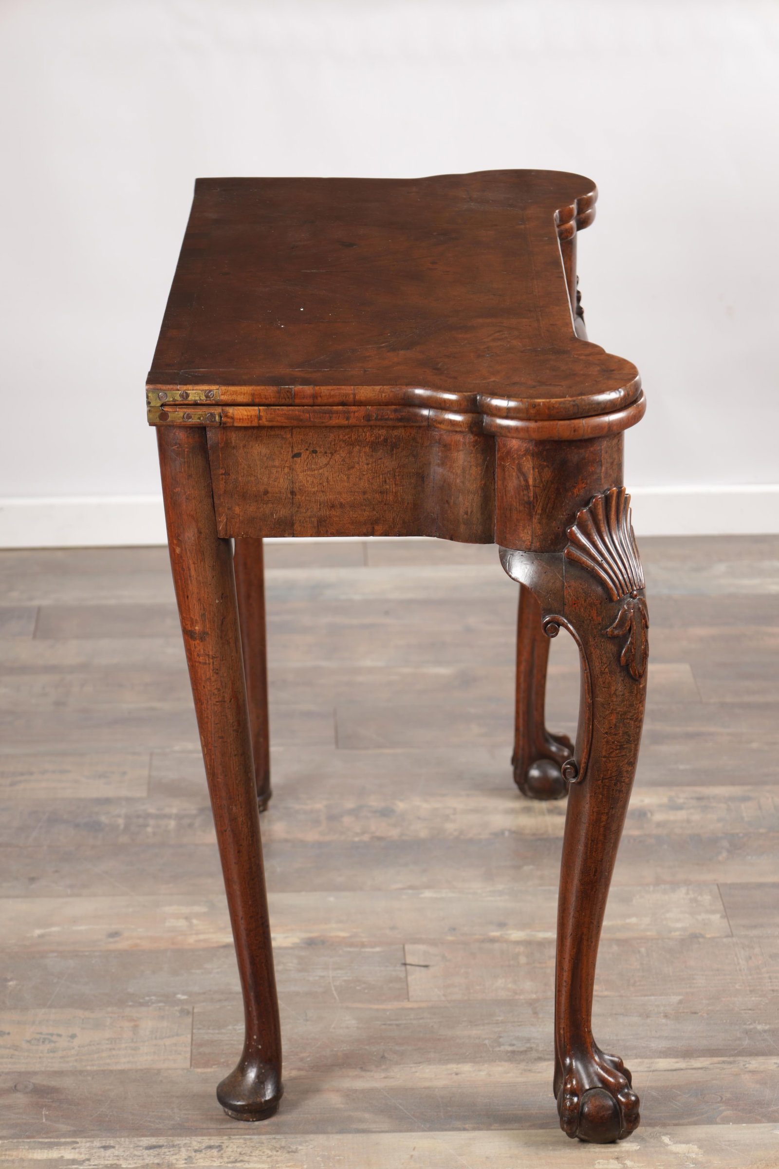A QUEEN ANNE FIGURED WALNUT TEA TABLE - 8