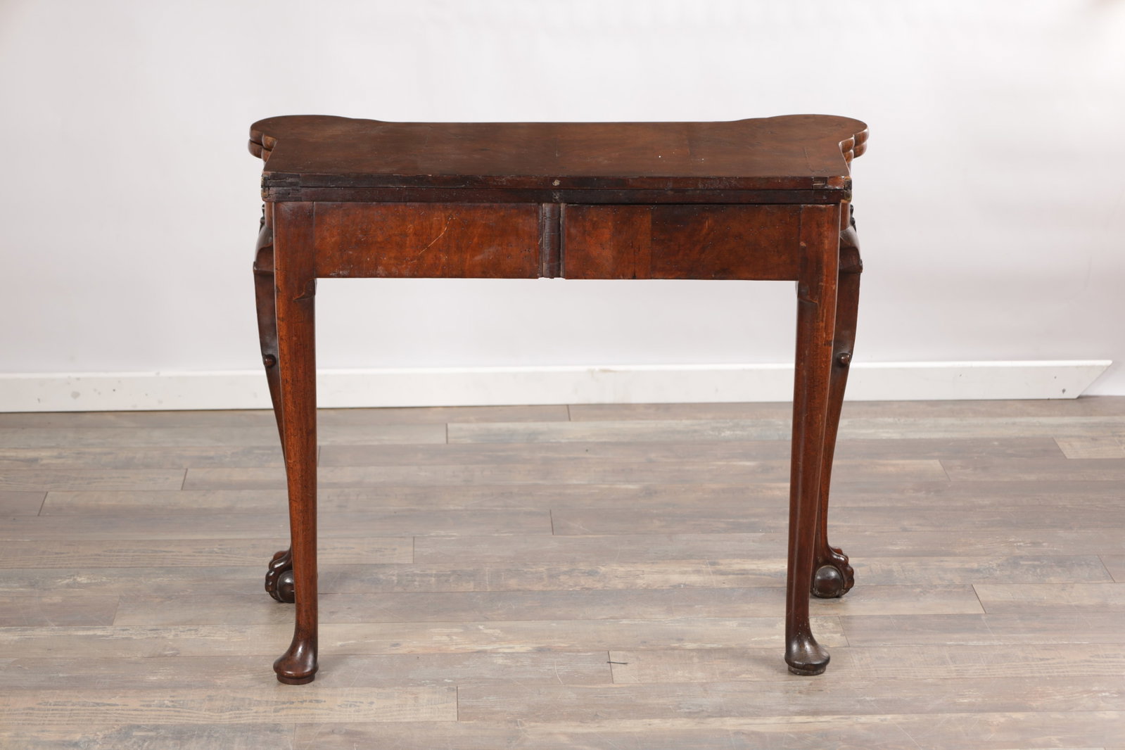 A QUEEN ANNE FIGURED WALNUT TEA TABLE - 9