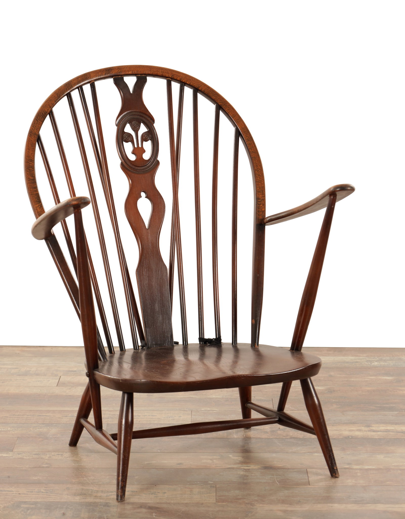 A MID 20TH CENTURY ERCOL ELM AND BEECH WINDSOR ARMCHAIR WITH CARVED FLEUR DE LYS SPLAT (1 of 9)