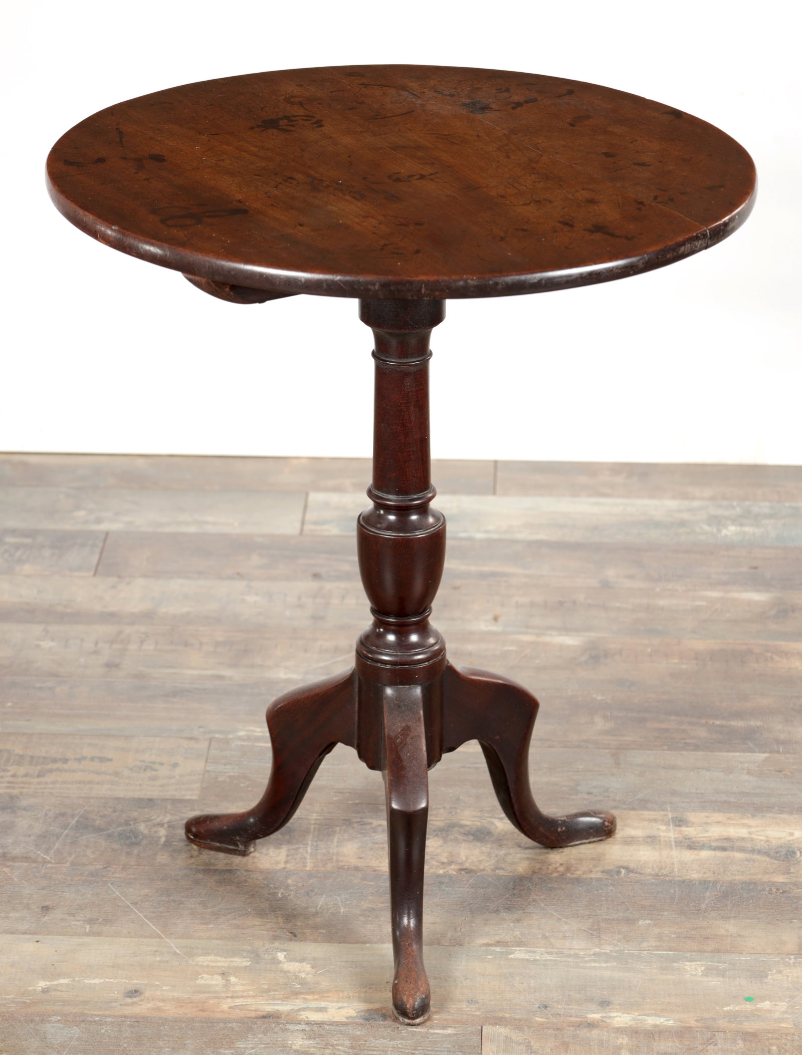 A GEORGE III MAHOGANY TRIPOD TABLE (1 of 5)