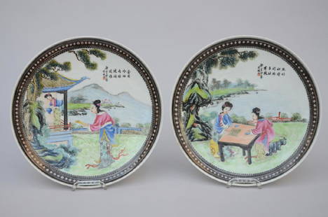 A pair of plates in Chinese porcelain 'ladies' (*): A pair of plates in Chinese porcelain 'ladies' (*) (25cm)