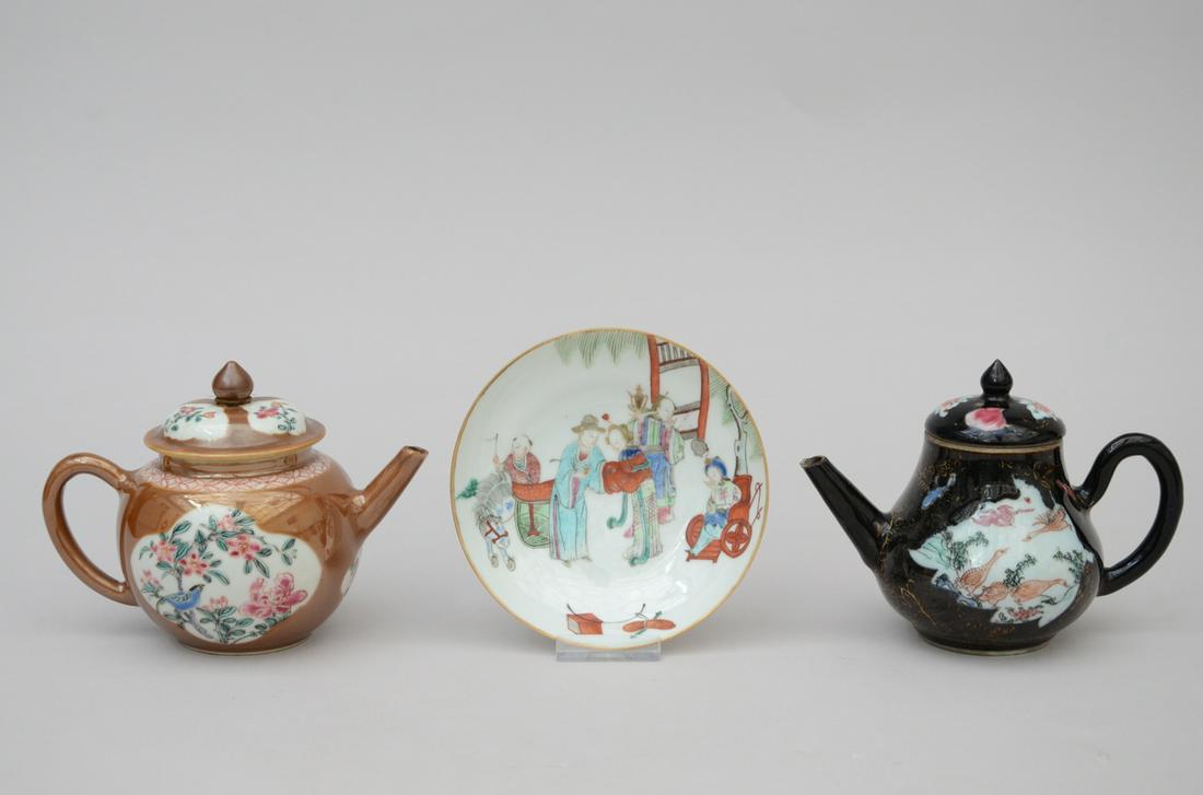 Lot: two teapots and a saucer in Chinese porcelain (*) (1 of 3)