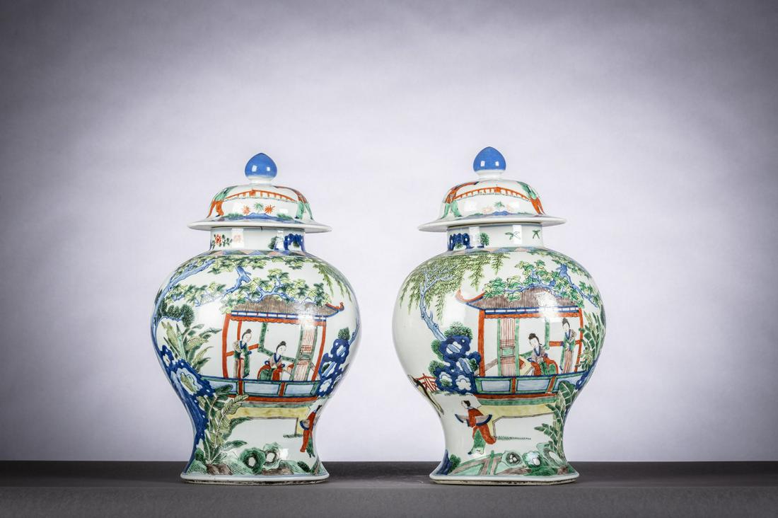 A pair of Wucai lidded vases in Chinese porcelain (1 of 5)