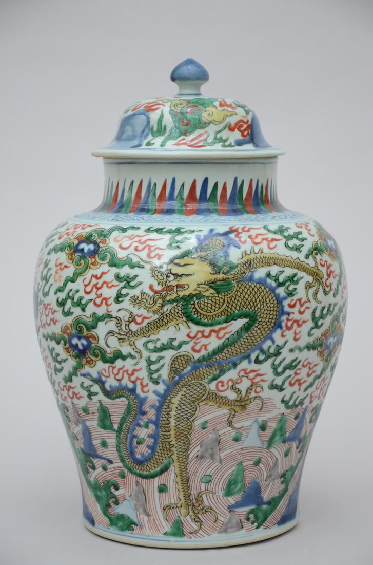 A Chinese Wucai lidded vase 'dragons', 17th century (*) (1 of 4)