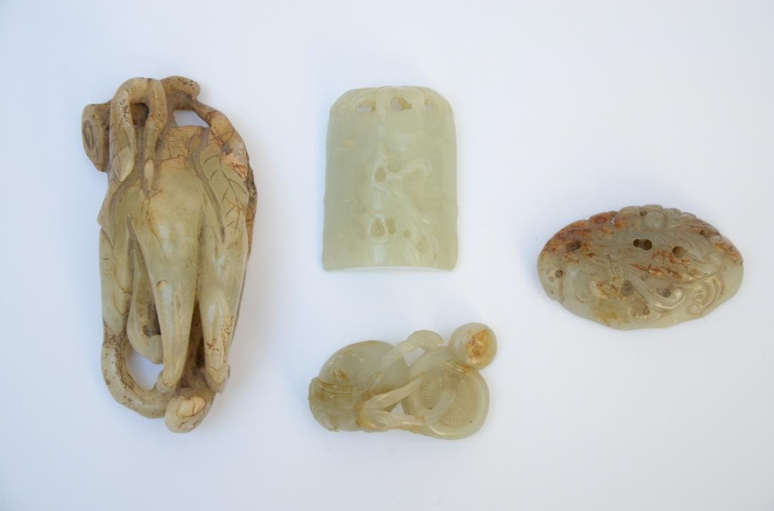 Lot: 4 jade sculptures 'fruits' (4cm) (1 of 6)