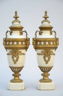 A pair of Louis XVI vases in white marble with bronze: A pair of Louis XVI vases in white marble with bronze fittings (57 cm)