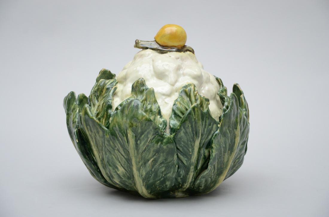A tureen in the form of a cabbage (26x27 cm): A tureen in the form of a cabbage (26x27 cm)
