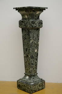 A square column in green marble (h123cm): A square column in green marble (h123cm)