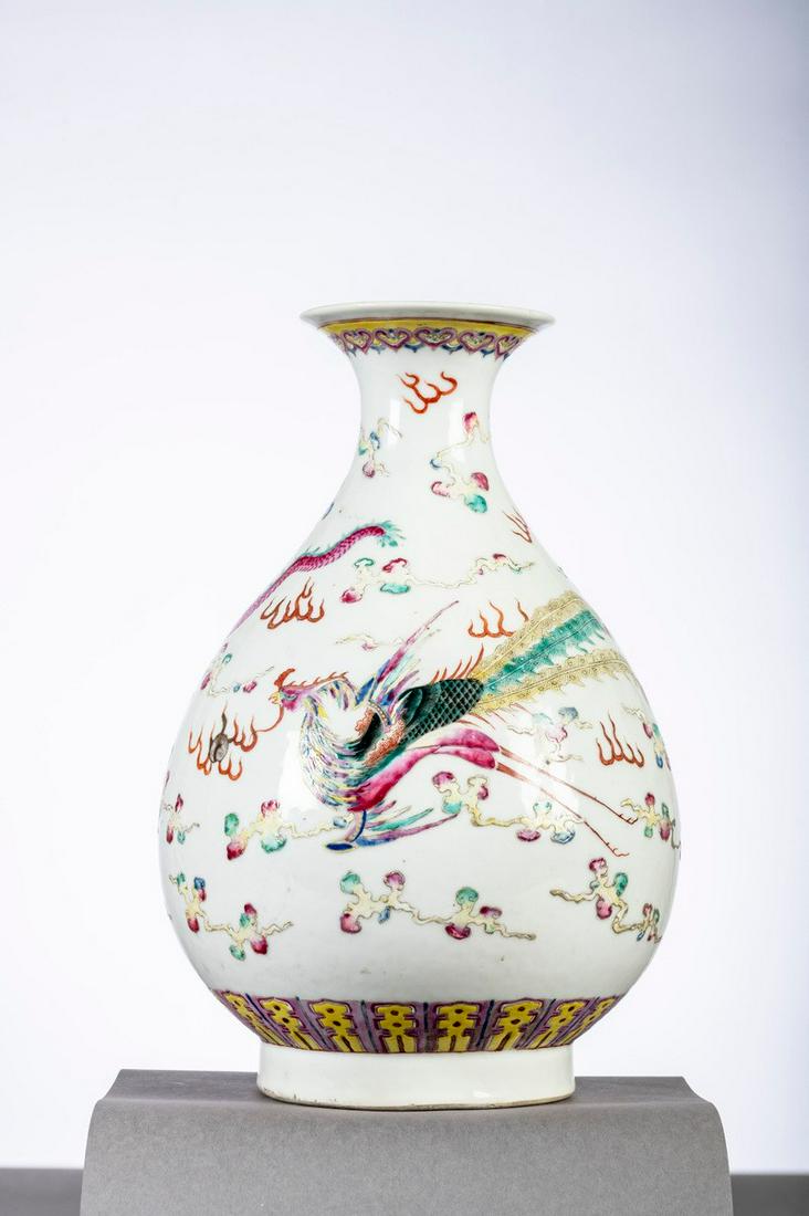 A Chinese porcelain vase 'dragon and phoenix' (1 of 4)