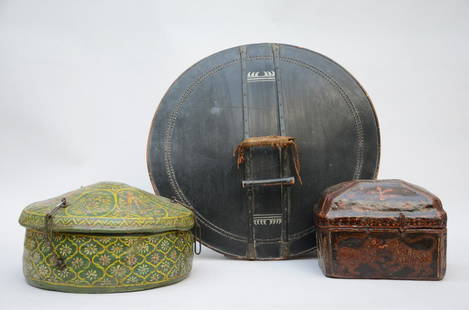 Lot of 3 objects in lacquer: shield (dia59cm) 2 Indian: Lot of 3 objects in lacquer: shield (dia59cm) 2 Indian boxes (h20x29x19cm) (h23xdia34cm)