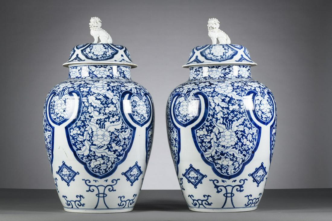 A pair of large lidded vases in blue and white Samson (1 of 6)