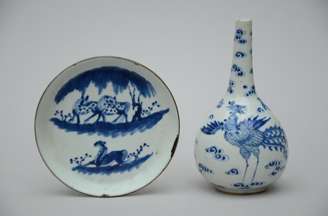 Lot: 2 pieces in blue and white porcelain for the Vietnamese market (vase H20) (plate dia16cm) (*) (1 of 4)