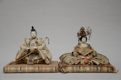 2 Japanese dolls 'warrior and companion' (26x44x34cm) (26x33x26cm) (*): 2 Japanese dolls 'warrior and companion' (26x44x34cm) (26x33x26cm) (*)