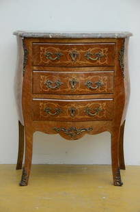 A small chest of drawers in Louis XV style (91x75x38cm): A small chest of drawers in Louis XV style (91x75x38cm)